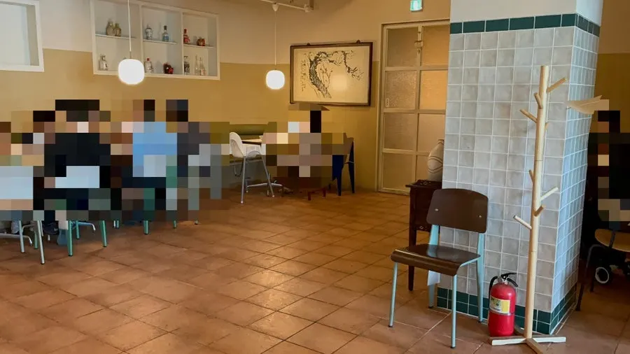 7~8인이 앉을 수 있는 긴 테이블