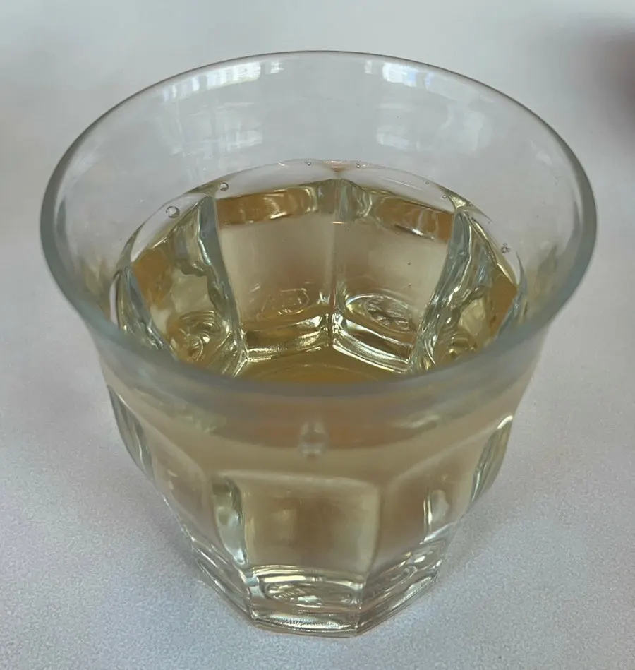 차 맛이 나는 물이 담긴 컵