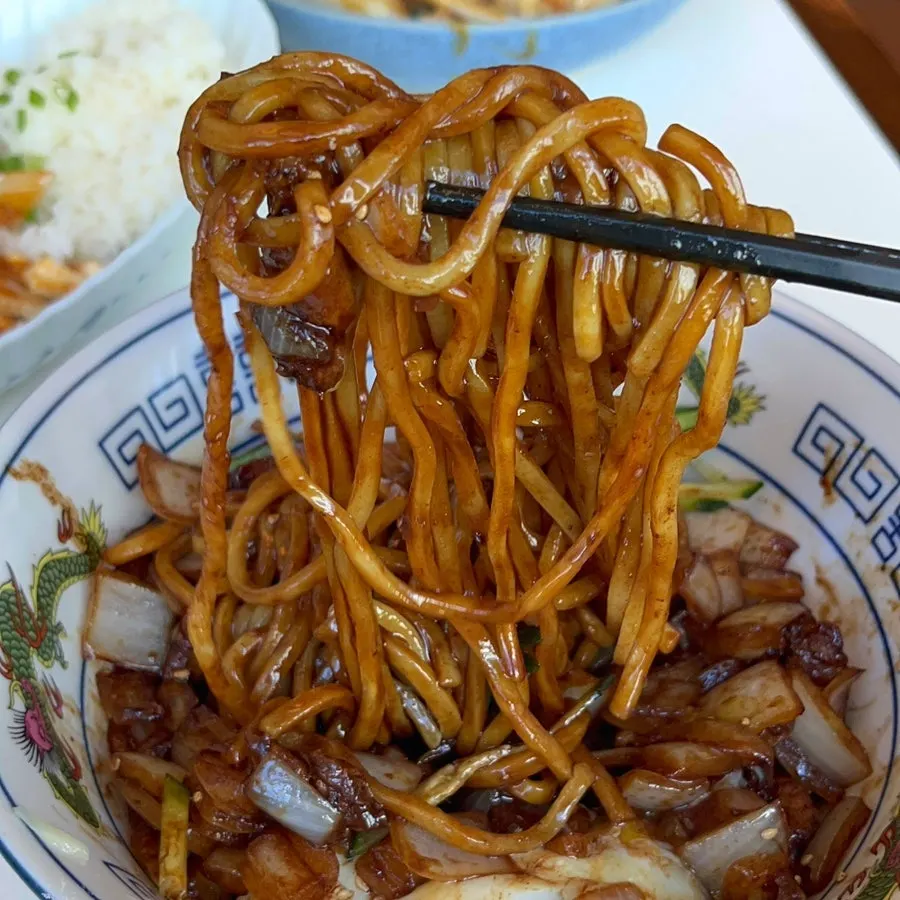 수란을 터뜨려 비빈 간짜장 면