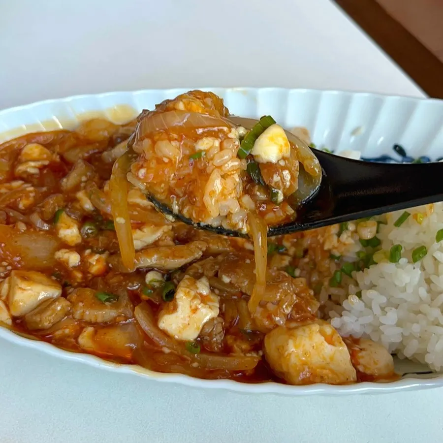 밥과 소스를 비빈 마파두부 덮밥