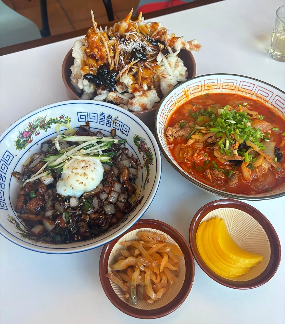 흑초 소스를 입힌 흑초등심 탕수육 한 접시