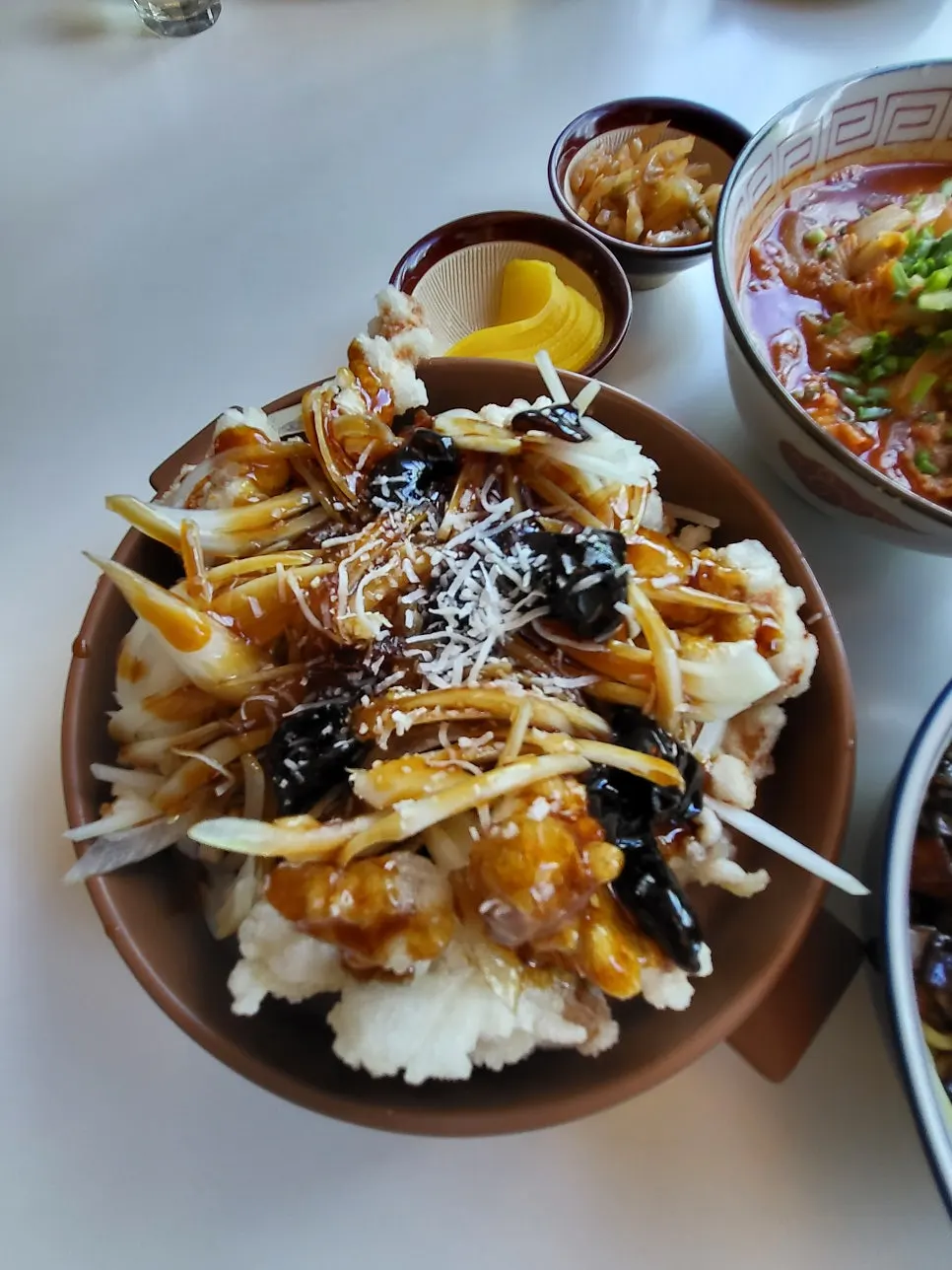 진한 색감의 흑초등심 탕수육 클로즈업