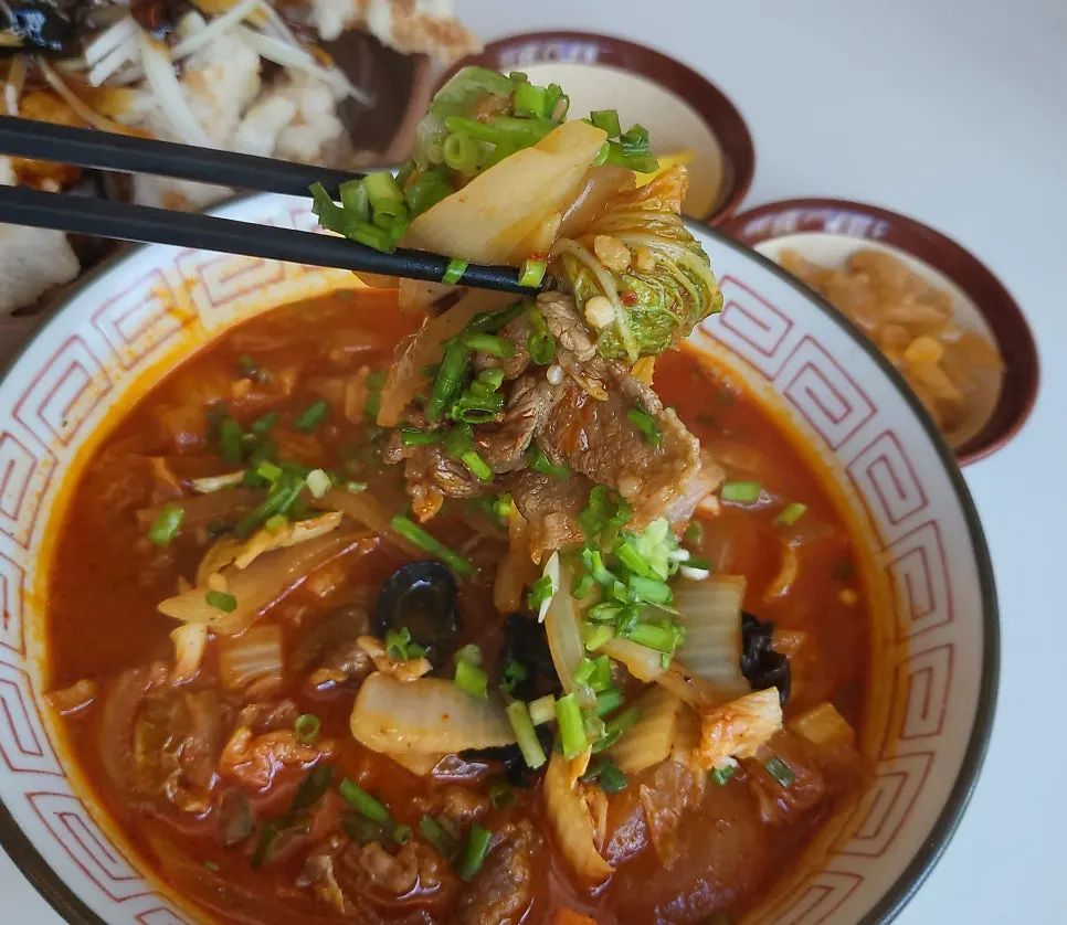 테이블에 차려진 탕수육 접시