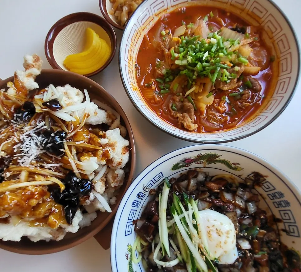 수란과 오이가 올라간 수란삼겹 간짜장