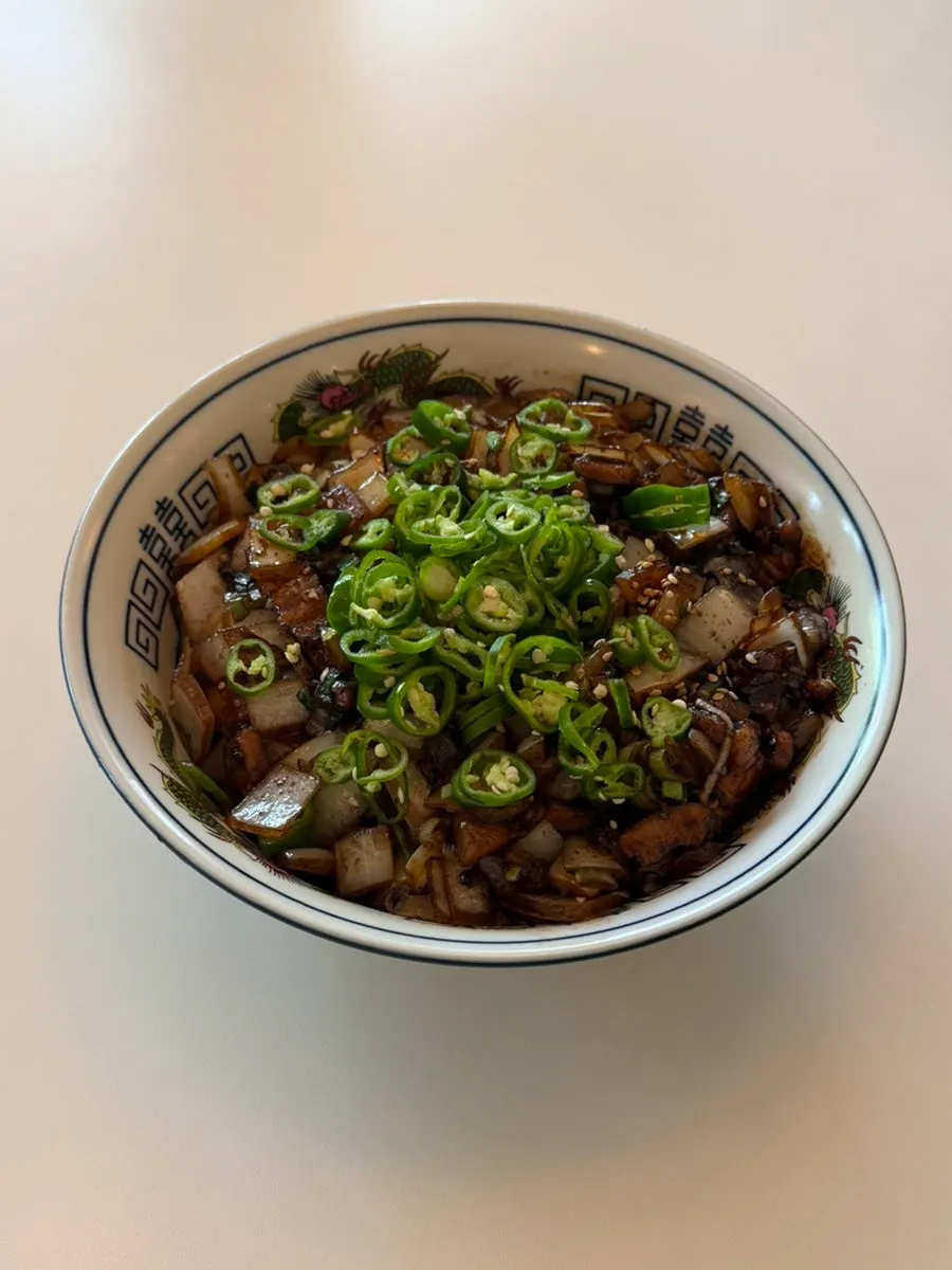 Table setting with the large gochu-ganjjajang