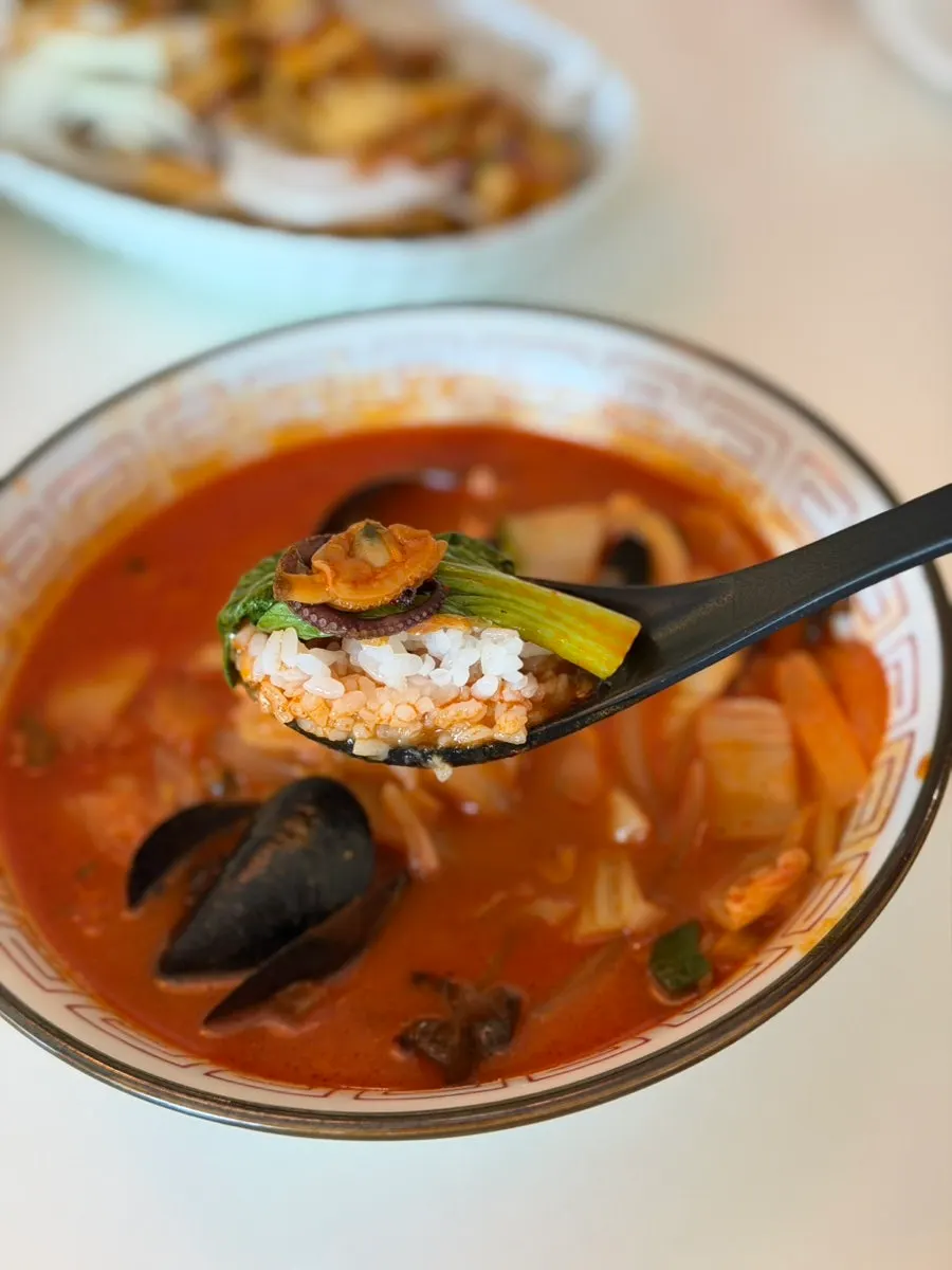 Seafood and vegetables in the jjamppong broth