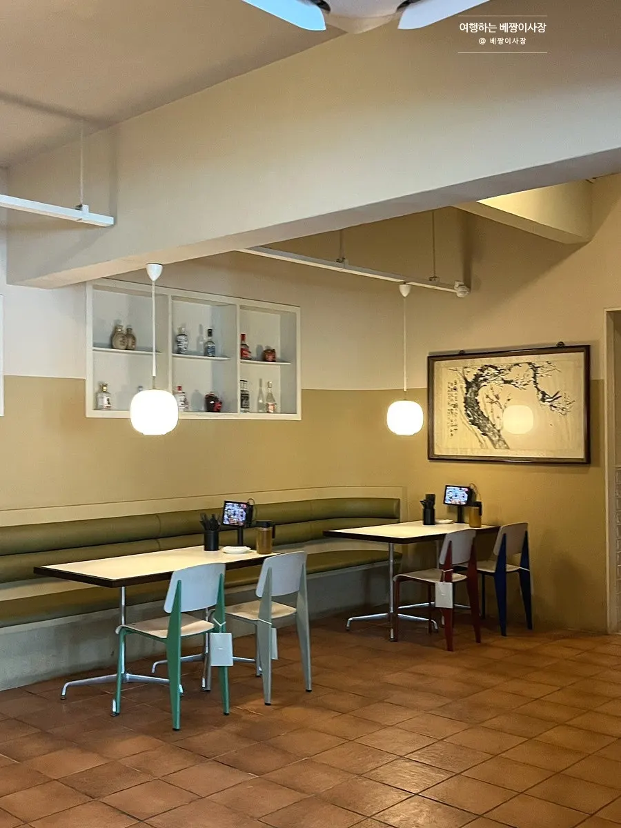 Upscale dining hall of the Chinese restaurant