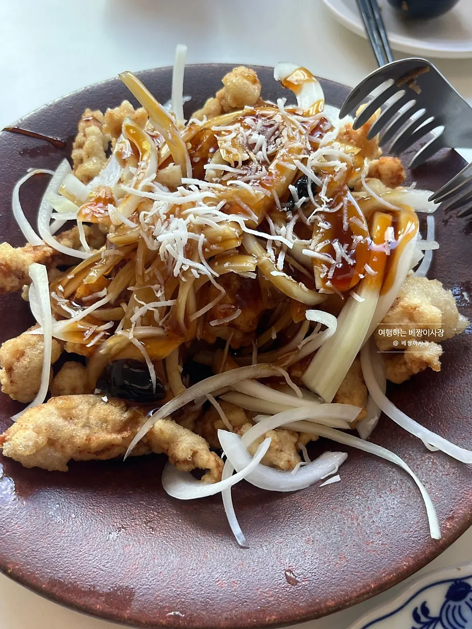 Lifting up noodles and toppings from the jjamppong