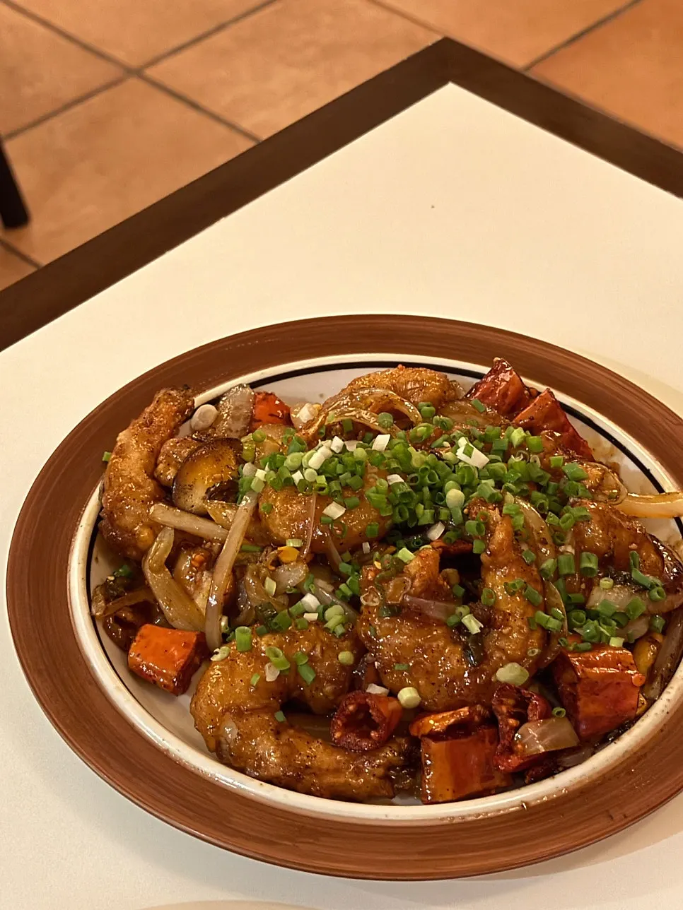 Plate of kkanpung shrimp with plump shrimp pieces