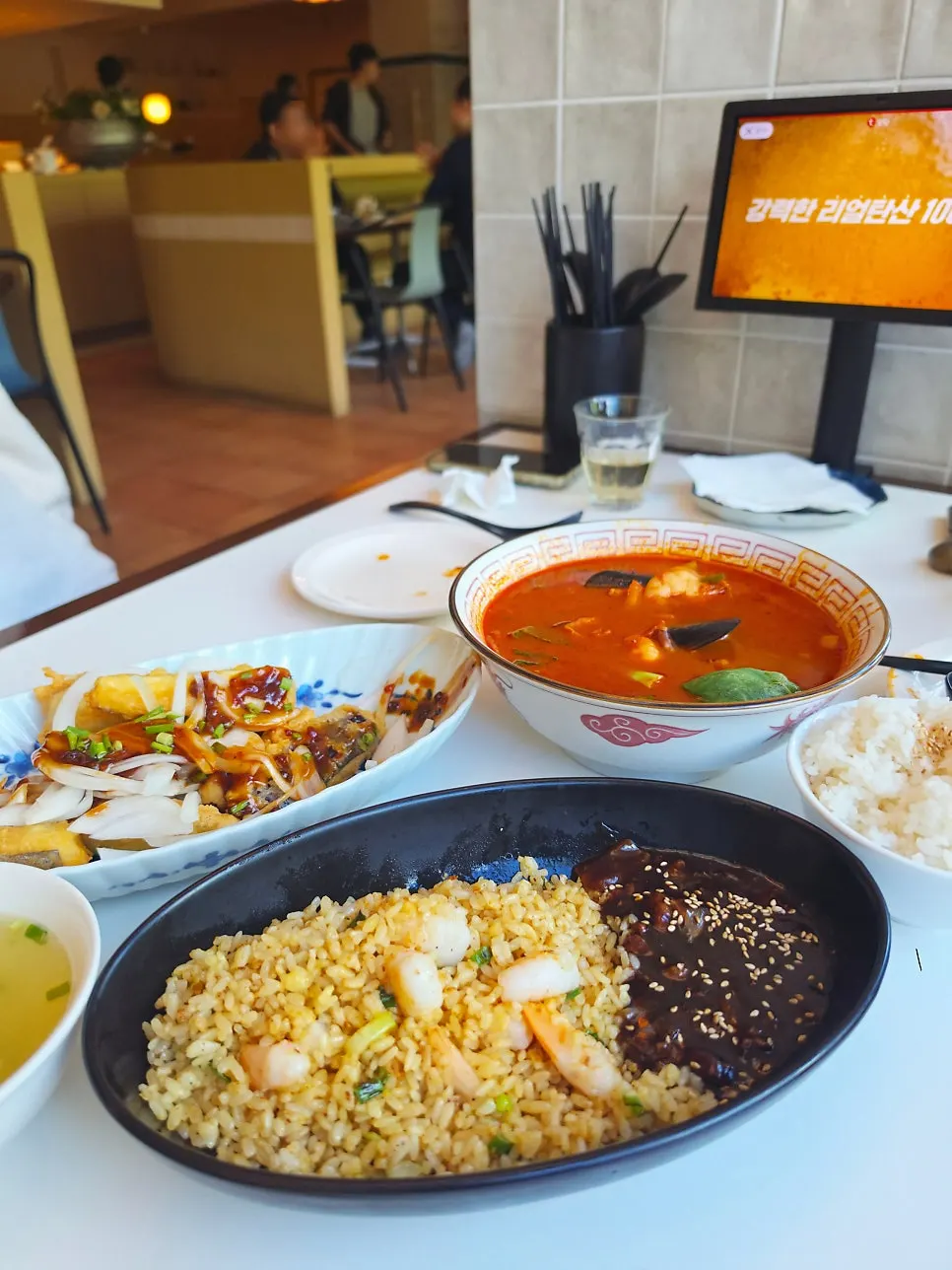 세 가지 메뉴가 차려진 테이블 한상