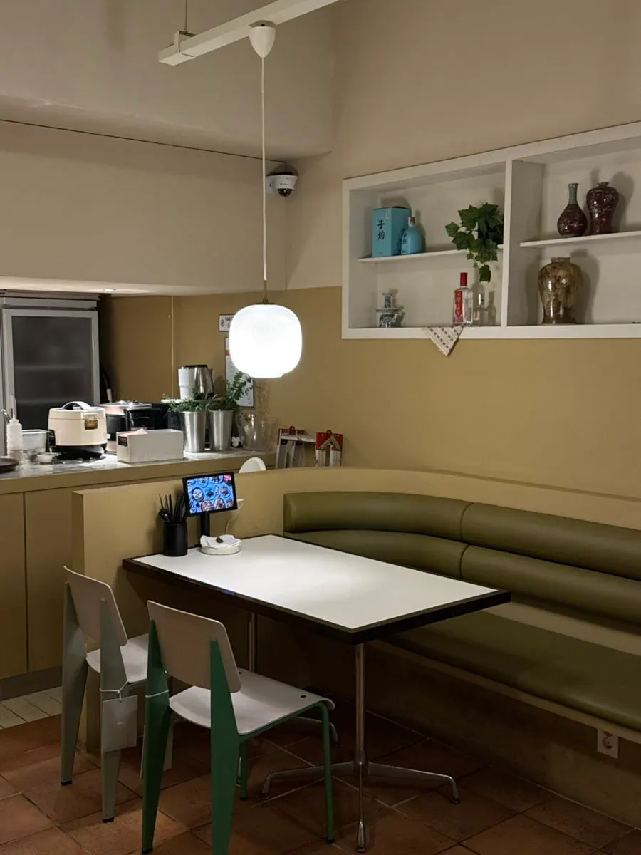 Orderly Chinese restaurant interior