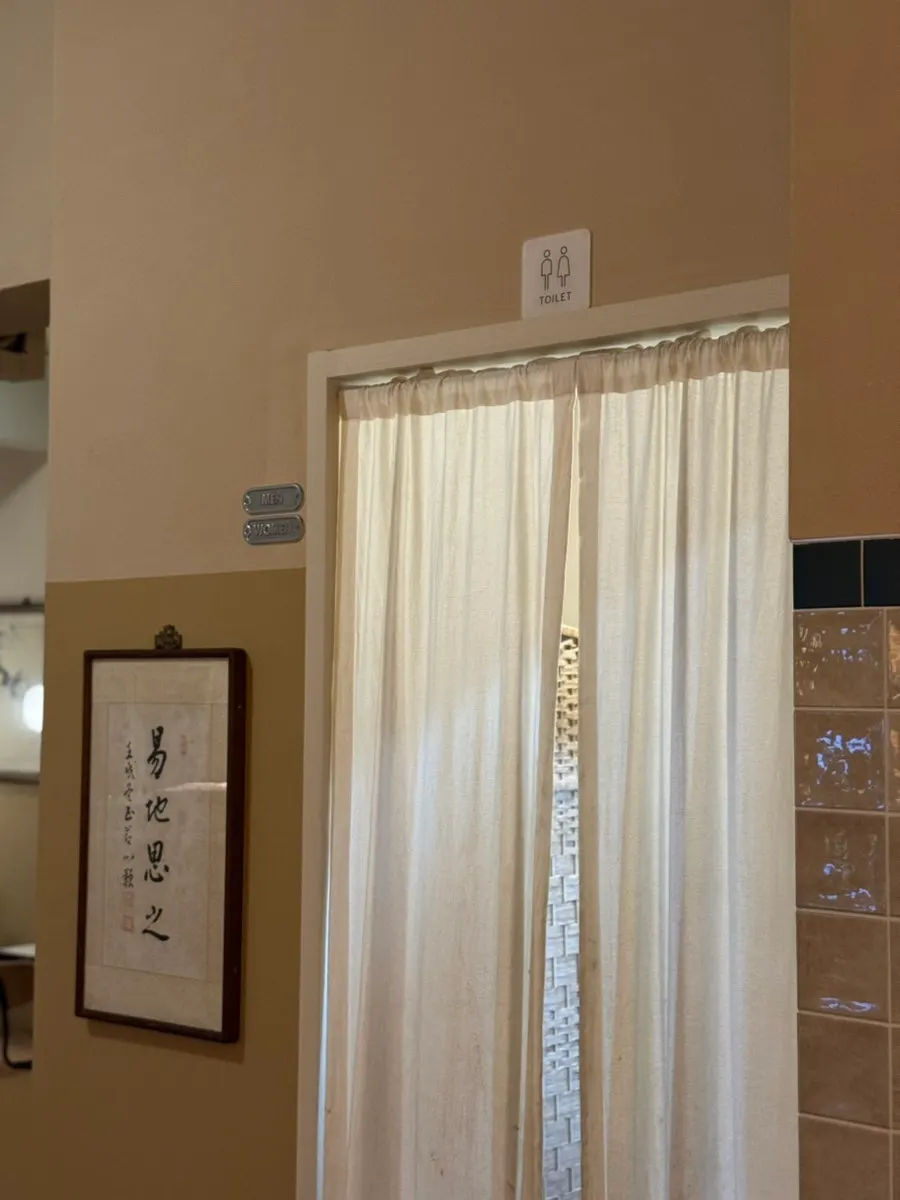 Chinese restaurant seating suited to conversation over a meal