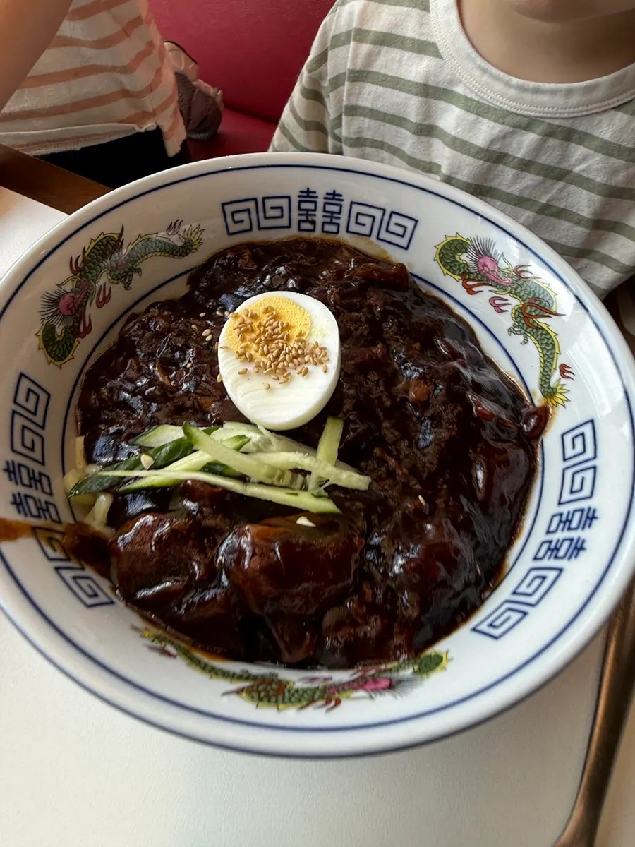 주문한 중식 메뉴 상차림 전경