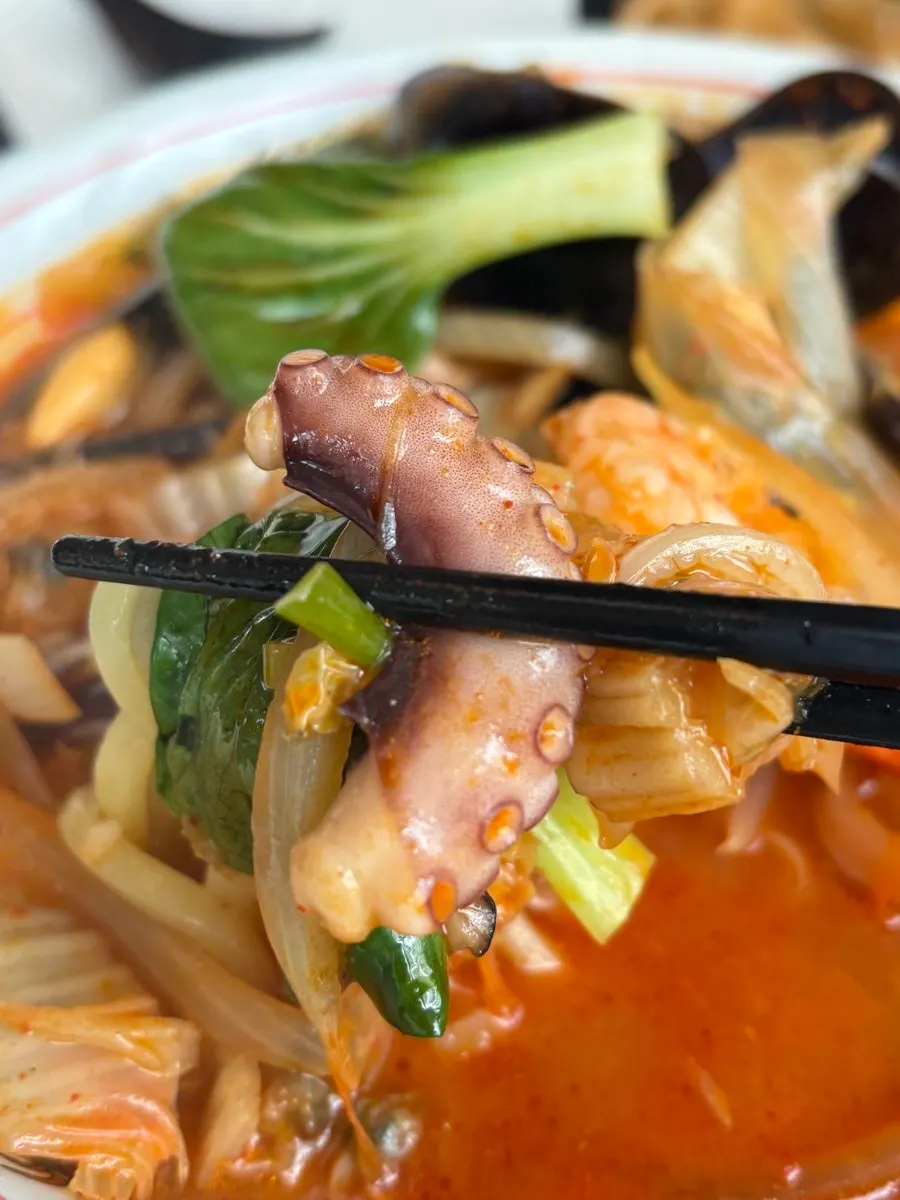 Shrimp and mussels in the seafood jjamppong