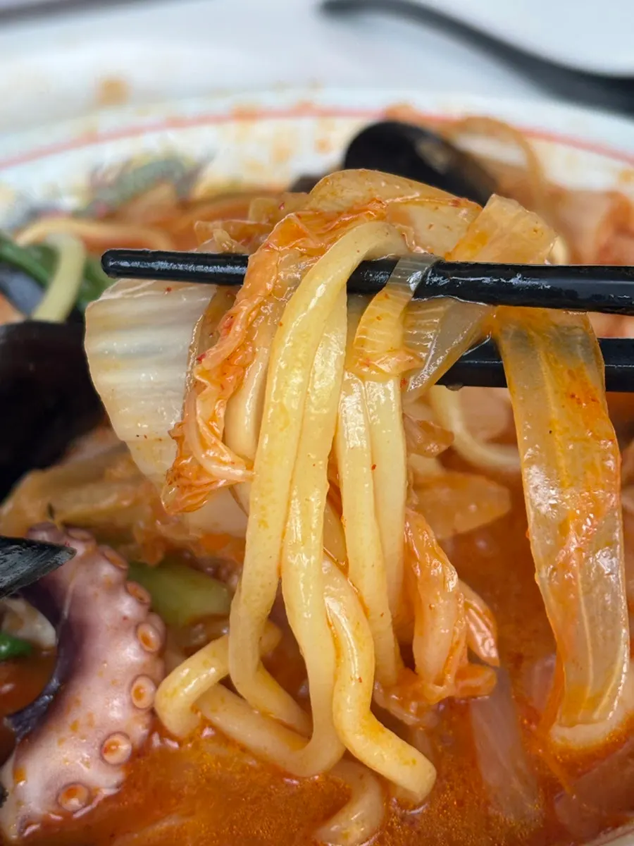 The spicy broth of the seafood jjamppong