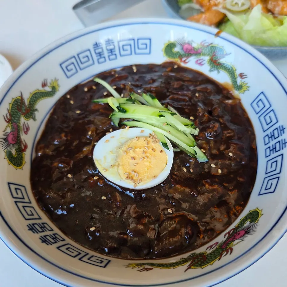 A bowl of Bueok jjajangmyeon