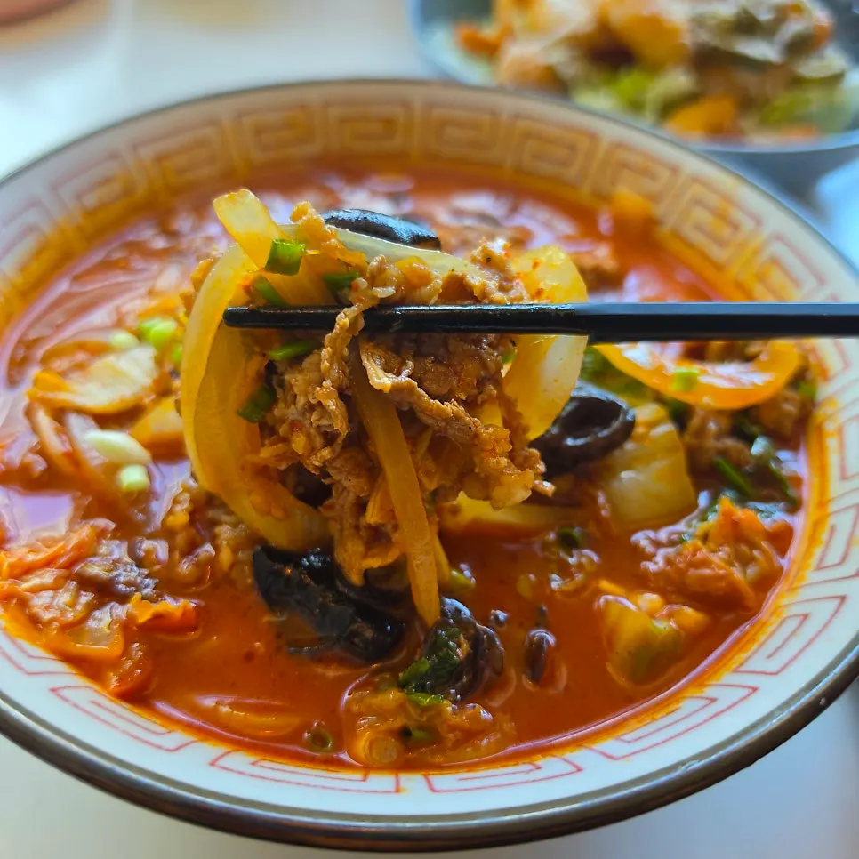 Close-up of beef brisket jjamppong piled high with meat