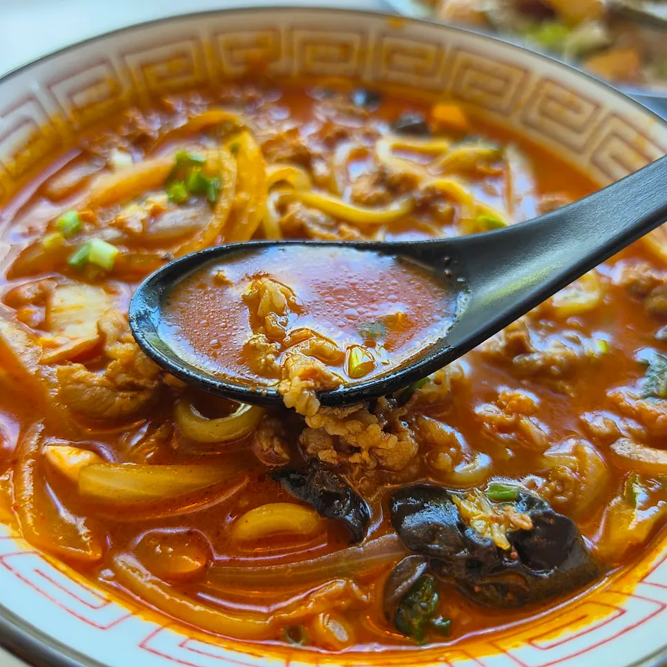 Rich, chadol-jjamppong-style broth