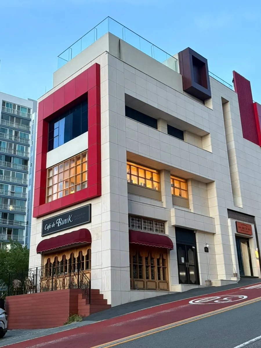ภายนอกร้าน Bueokgan Chinese บนถนนดัลมาจิกิล แฮอุนแด