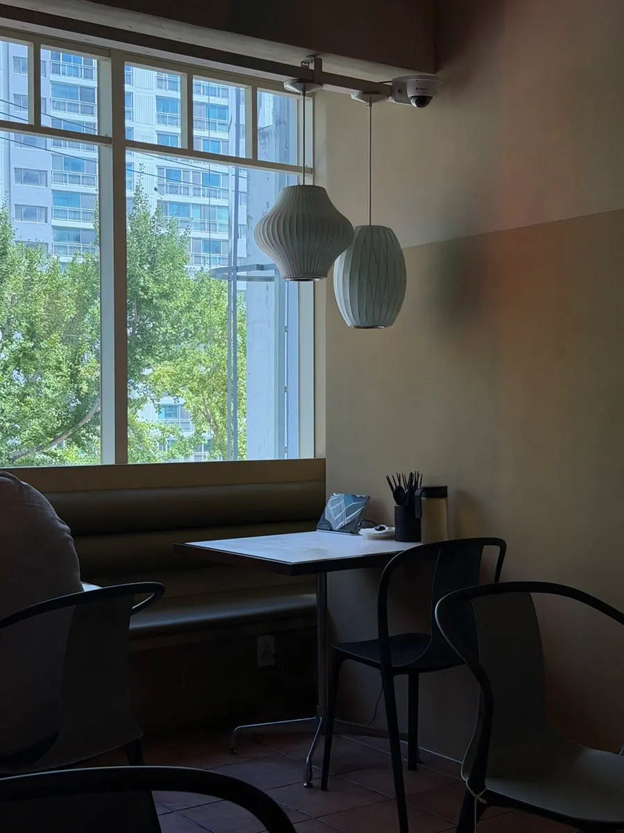 Quiet interior of the Chinese restaurant