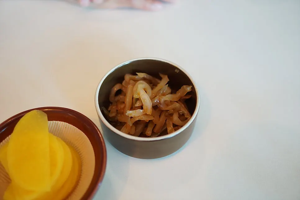 기본 찬으로 나온 단무지와 짜사이