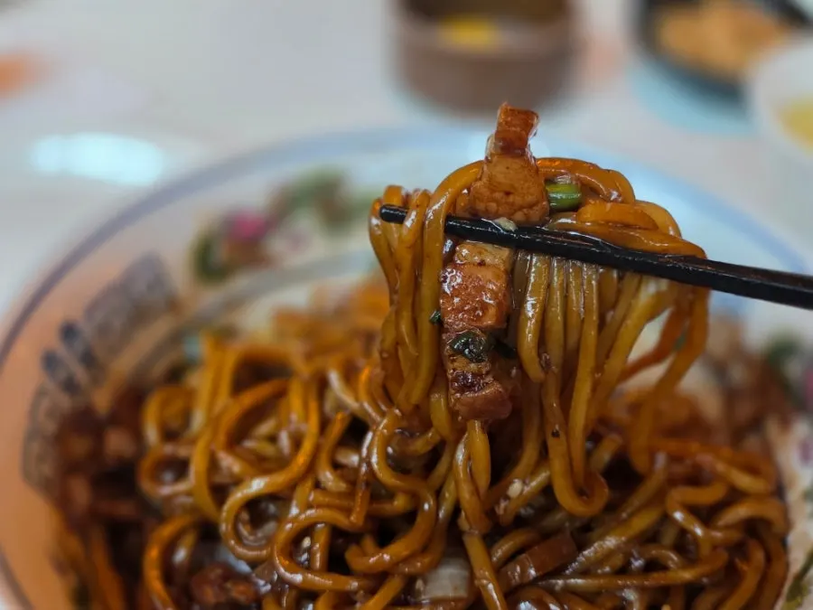 양념에 비빈 간짜장 면발