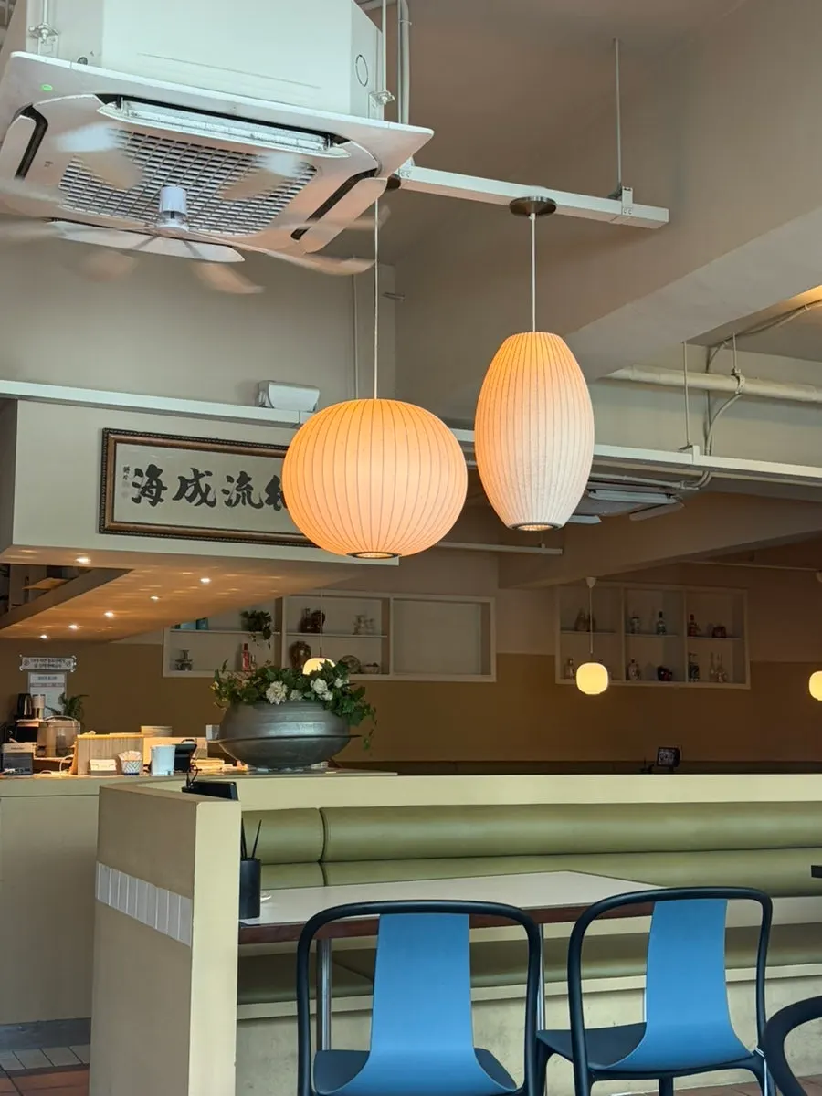 Interior atmosphere with many couples dining