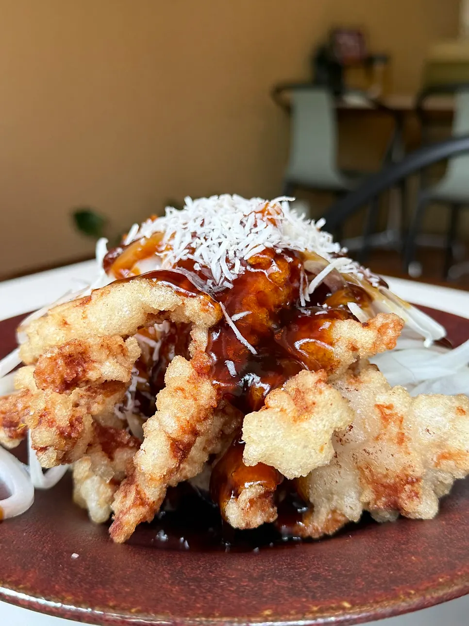 Thickly fried sirloin sweet and sour pork with black vinegar sauce