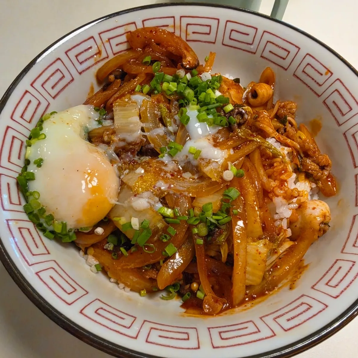 수란을 올린 낙지중화덮밥 한 그릇