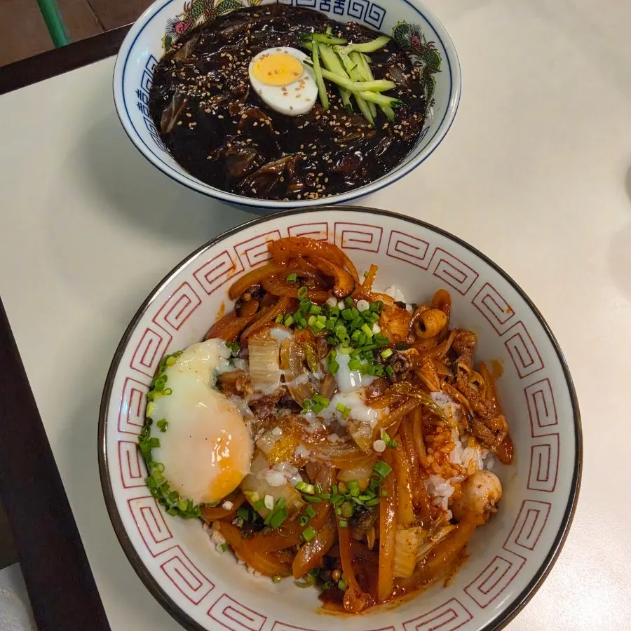짜장면과 덮밥, 깐풍새우가 차려진 상차림