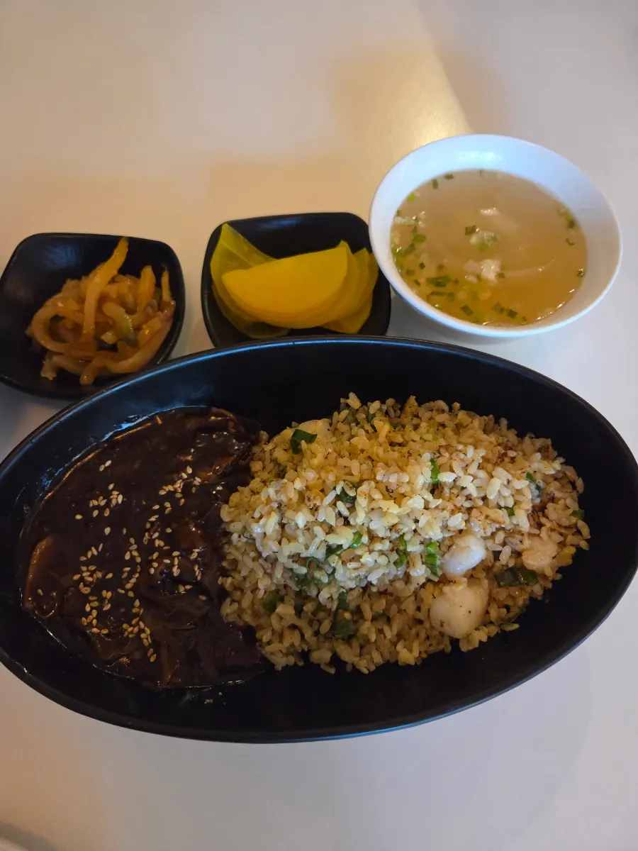통통한 새우가 들어간 새우볶음밥