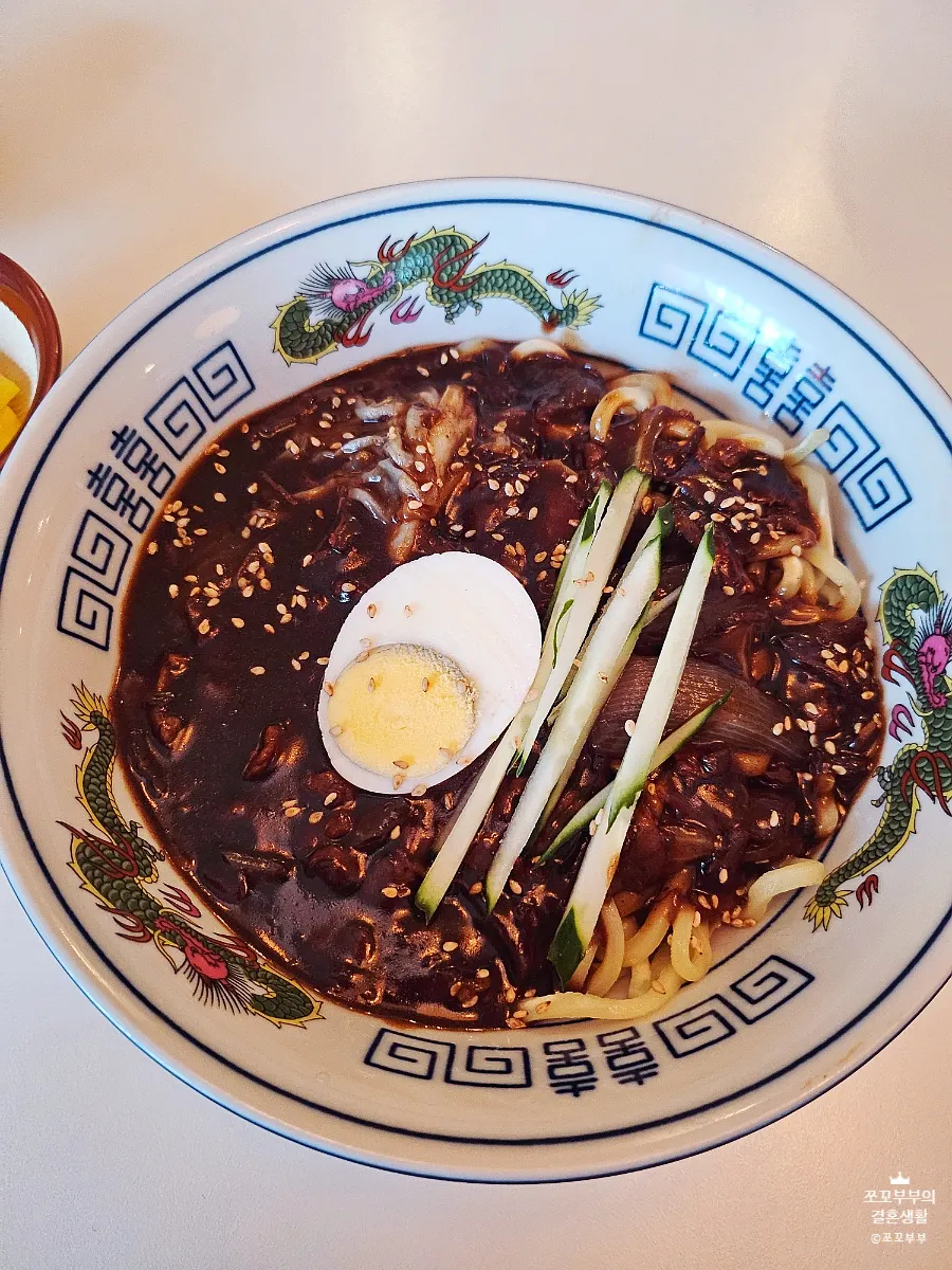 A plate of Chinese food