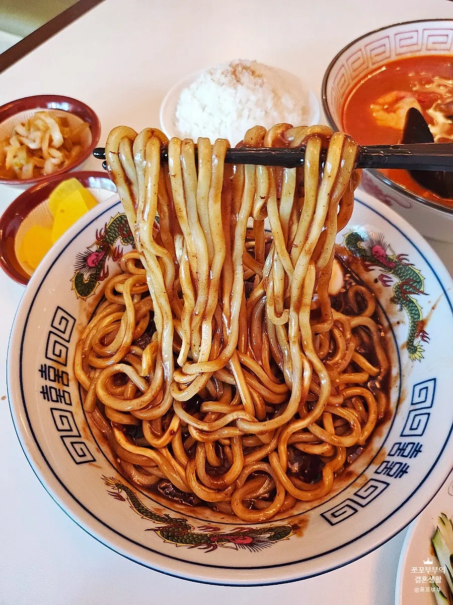 Jjajangmyeon and jjamppongbap meal dishes