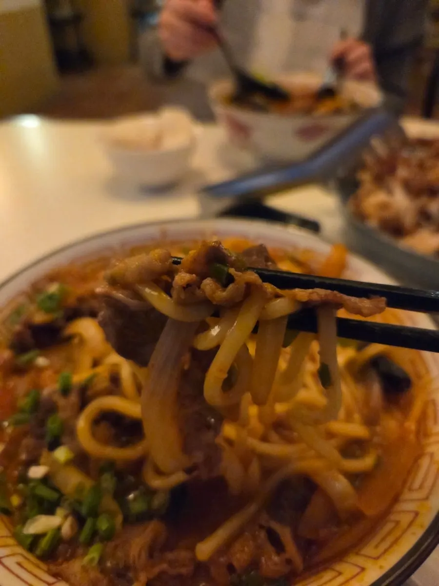 차돌과 면을 함께 건진 짬뽕