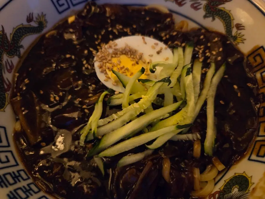 면을 비벼 놓은 짜장면