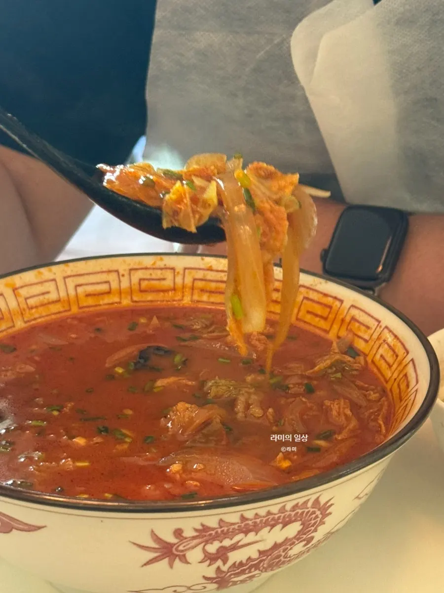 Dipping rice into the jjamppong broth