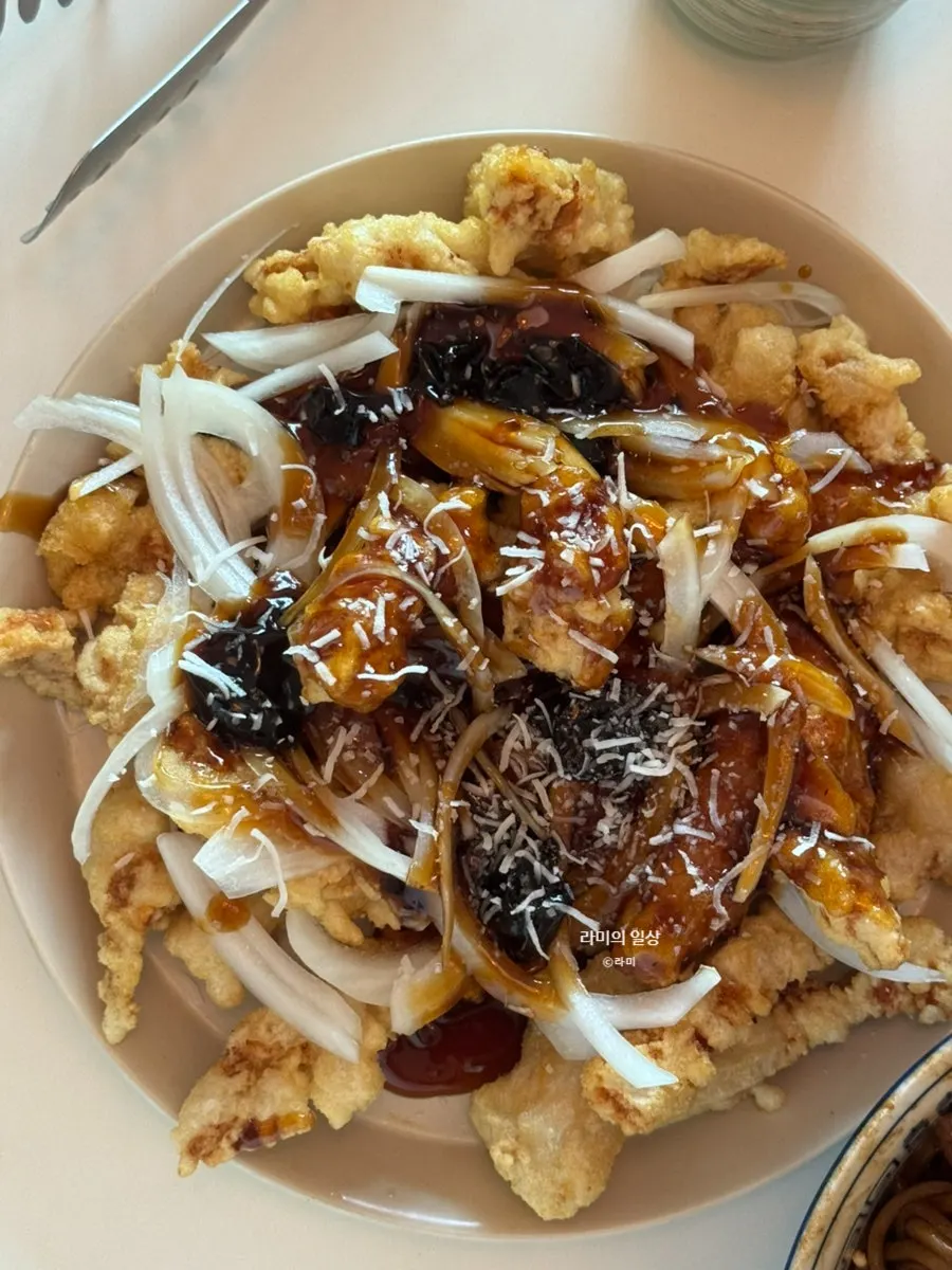 A plate of black vinegar pork with sirloin