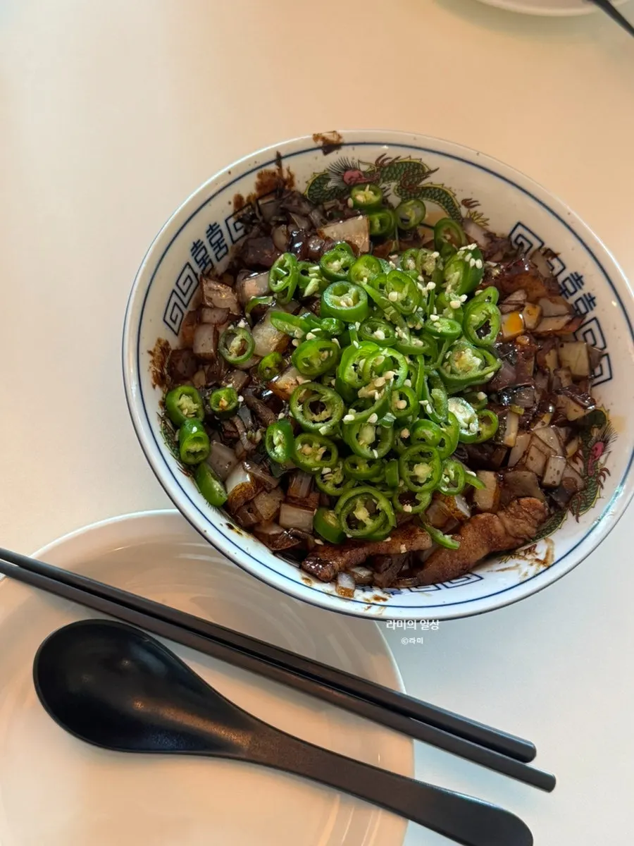 Spicy jjajangmyeon sauce with noodles