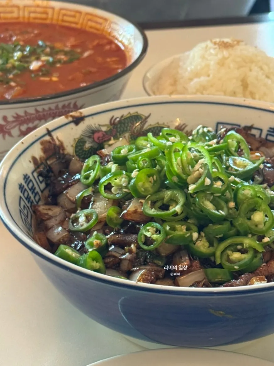 Spicy jjajangmyeon mixed with sauce
