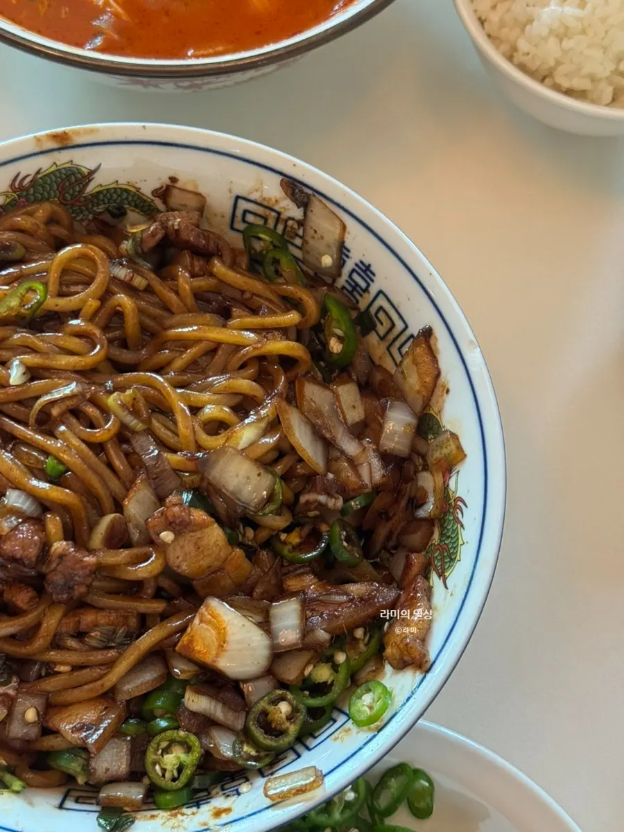 A dining table scene at the Chinese restaurant