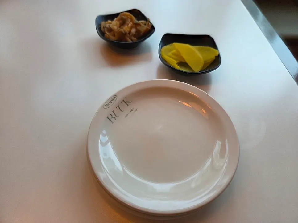 부엌간 차이니즈 해운대점 세팅된 식기와 기본 구성