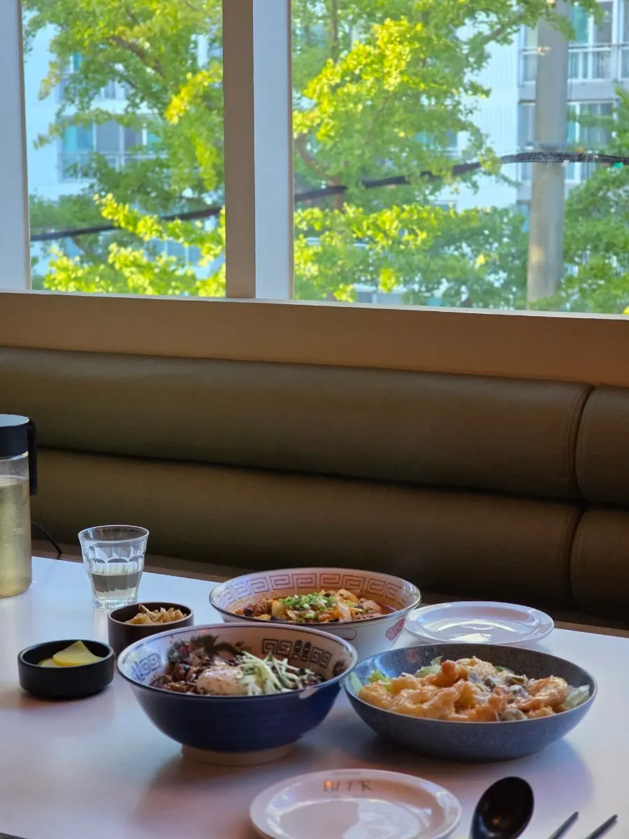 창가 자리에서 바라본 초록 풍경