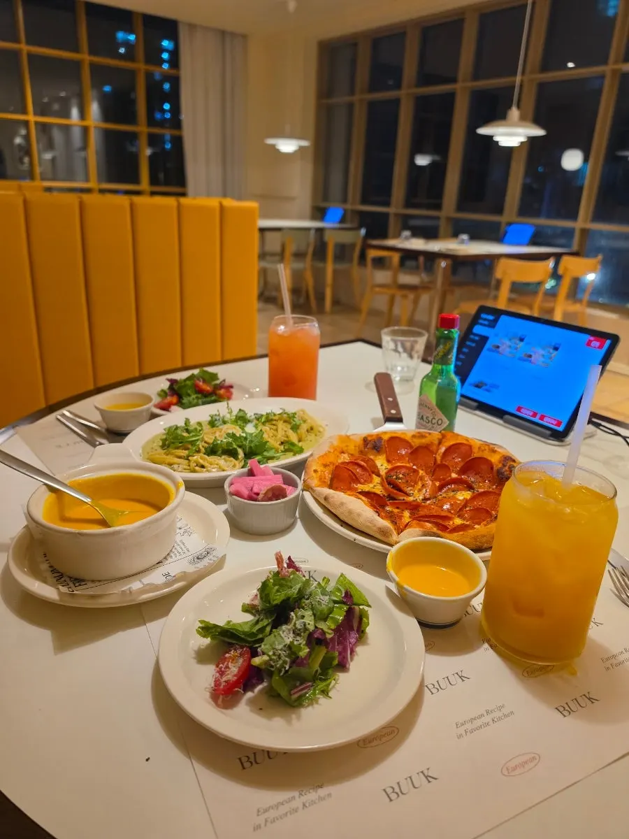 Takeaway service for leftover pizza