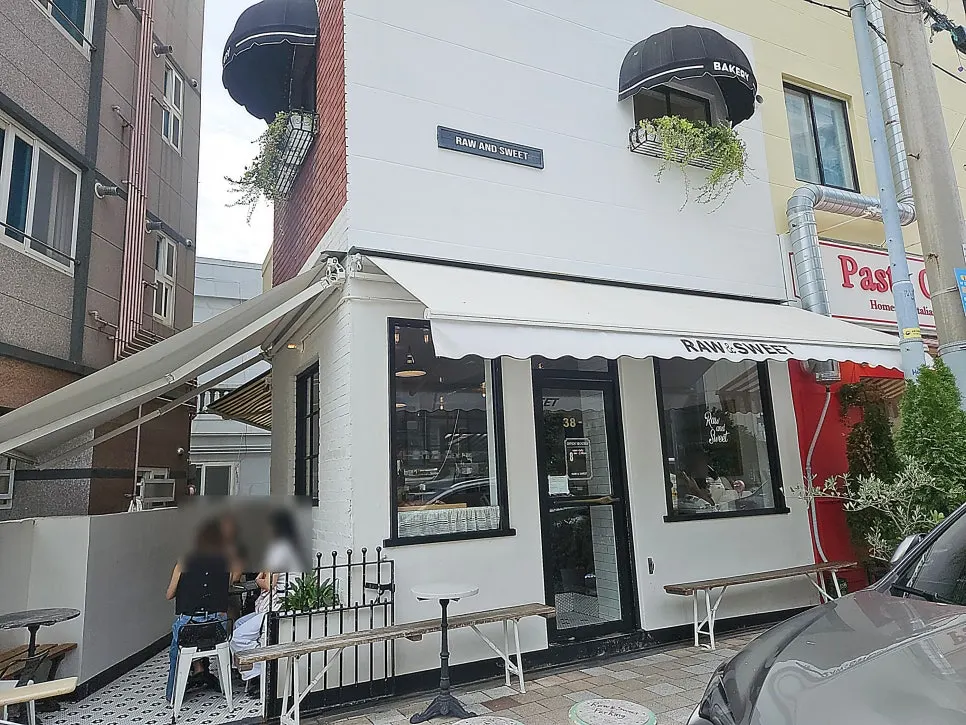 해리단길 입구 로우앤스윗 베이커리 외관
