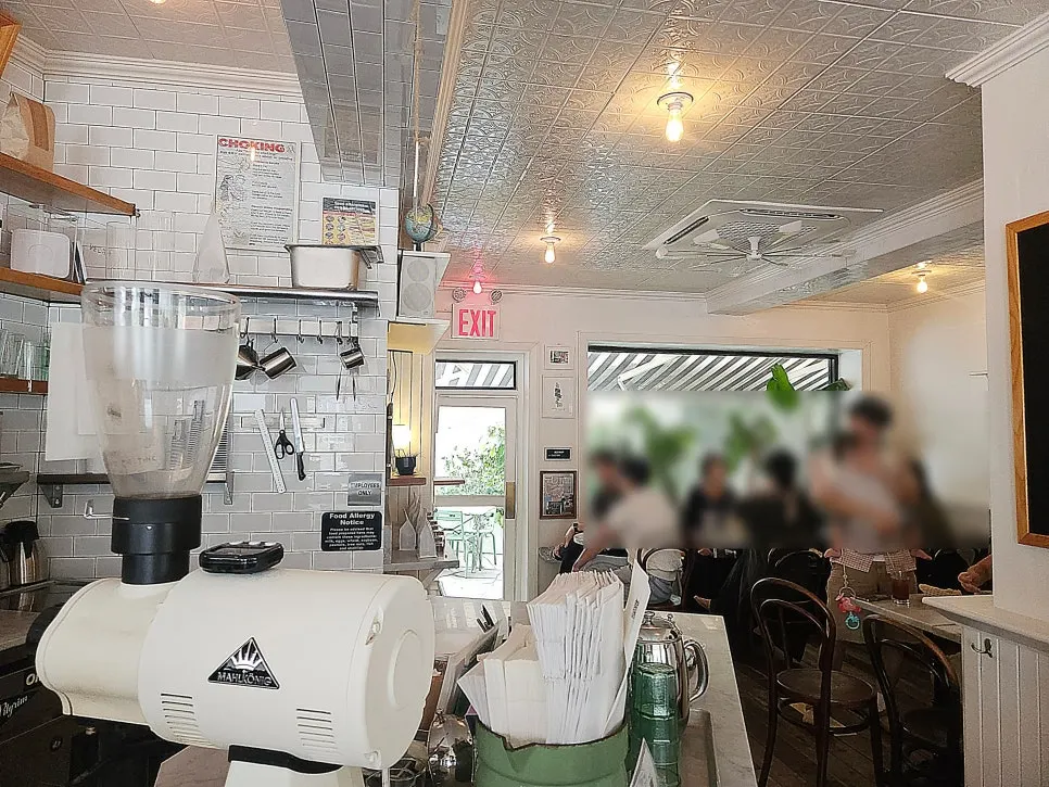 유럽 골목 느낌의 카페 좌석 공간