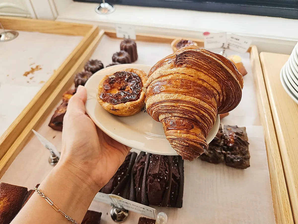 The large-sized signature croissant