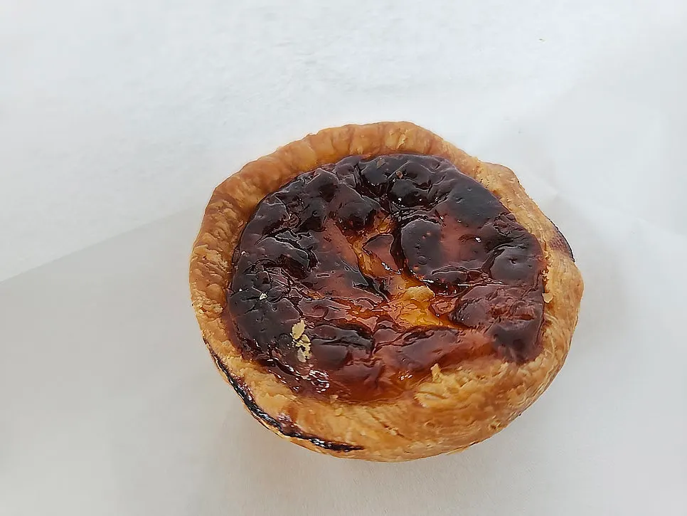 에그필링이 꽉 찬 에그타르트 단면