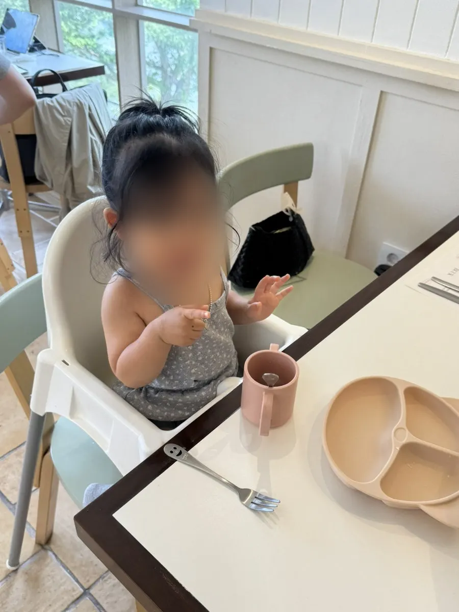 아기와 함께 앉은 부엌간 해운대점 테이블 세팅