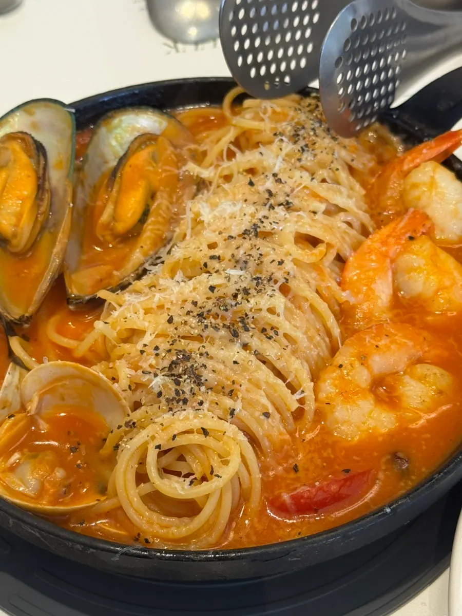 해산물이 그득한 해산물 토마토 뚝배기 파스타