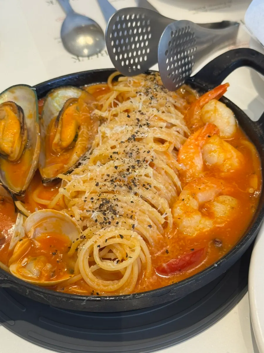 소스가 자작한 해산물 토마토 파스타 면